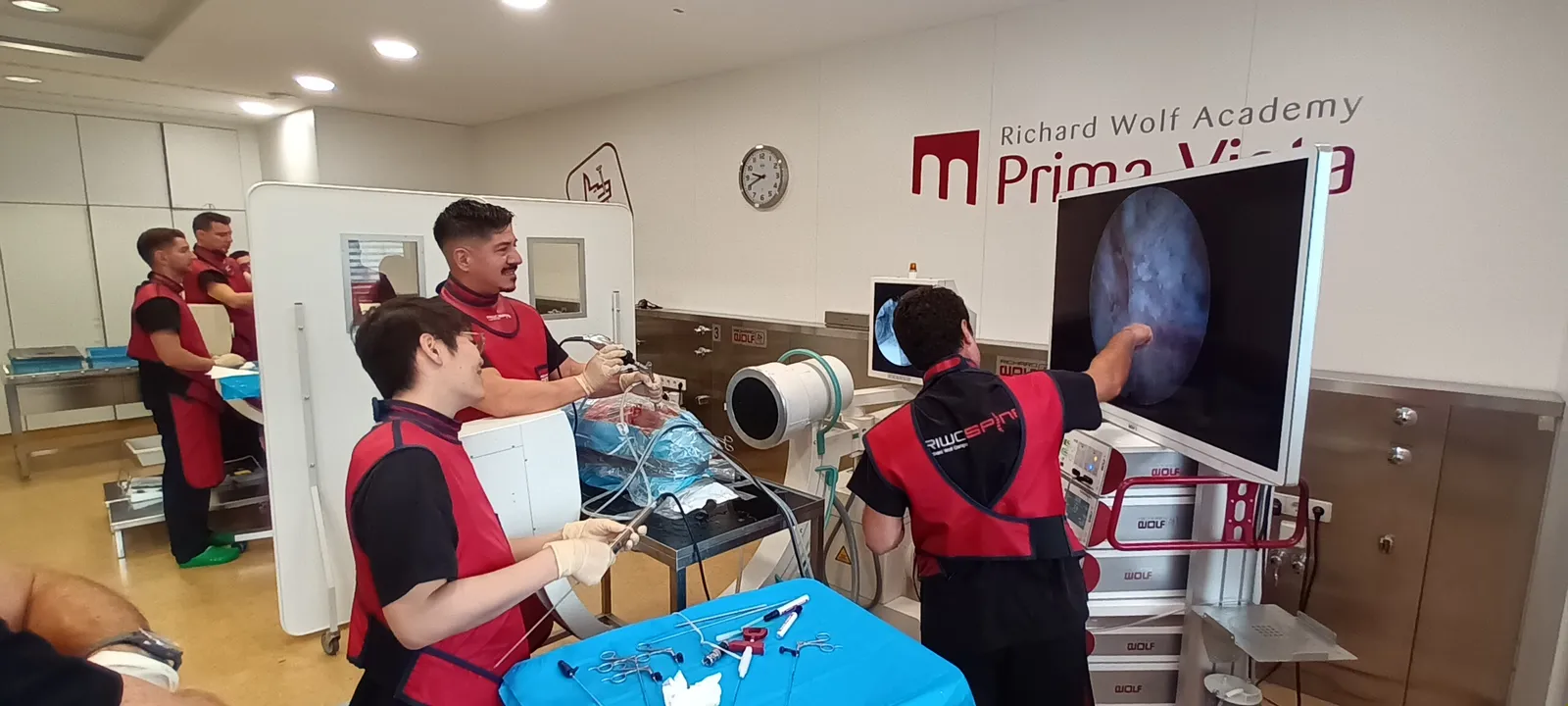Dr. Adrián Zárate en entrenamiento cadavérico de cirugía endoscópica cervical de columna, Richard Wolf Academy Prima Vista, Alemania 2024